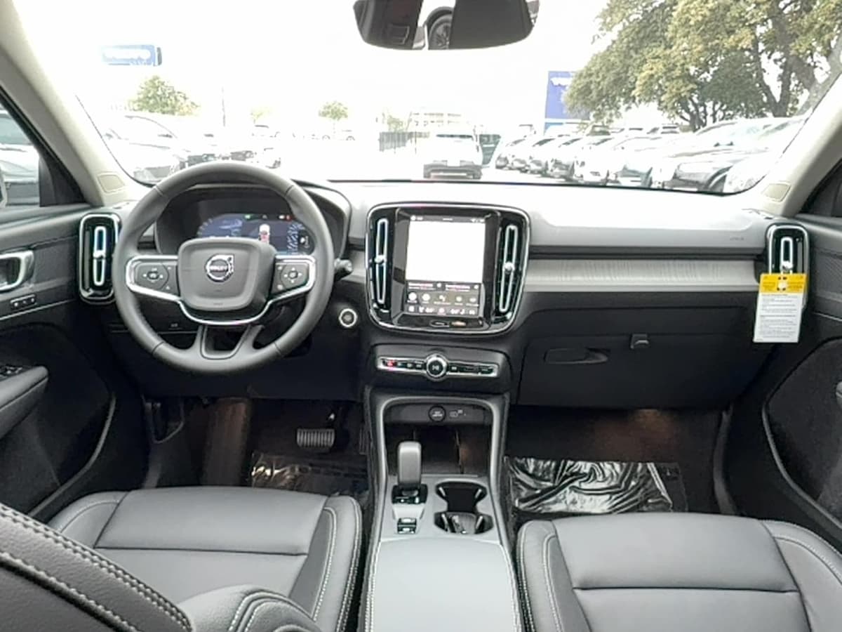 2026 Volvo XC40 - Image 15