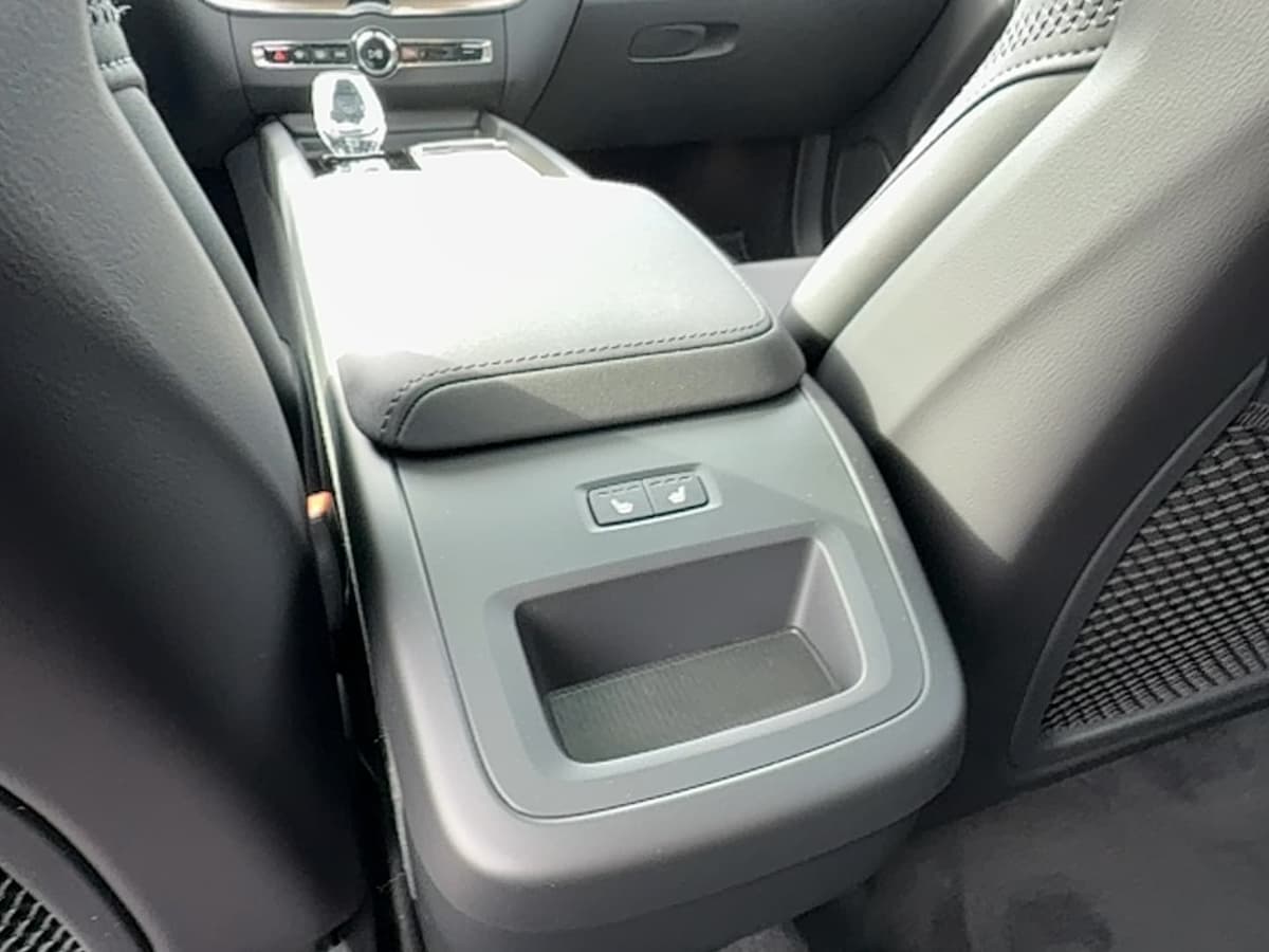 2026 Volvo XC60 - Image 17