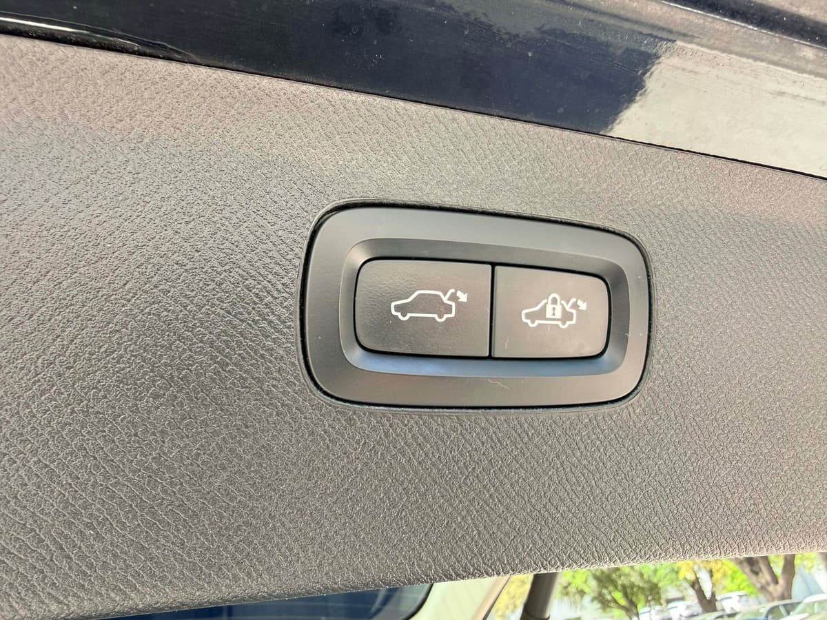 2016 Volvo XC90 Hybrid - Image 25