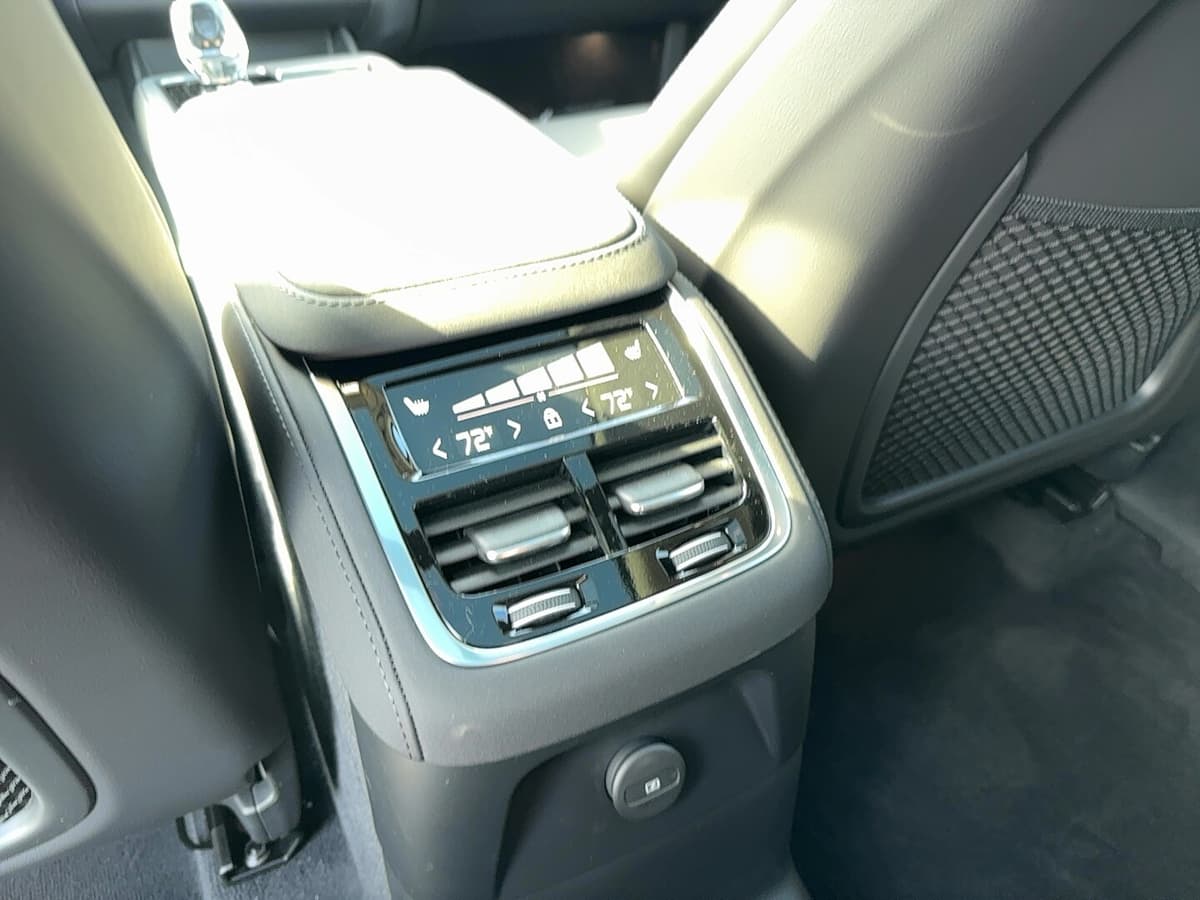 2026 Volvo XC90 plug-in hybrid - Image 18