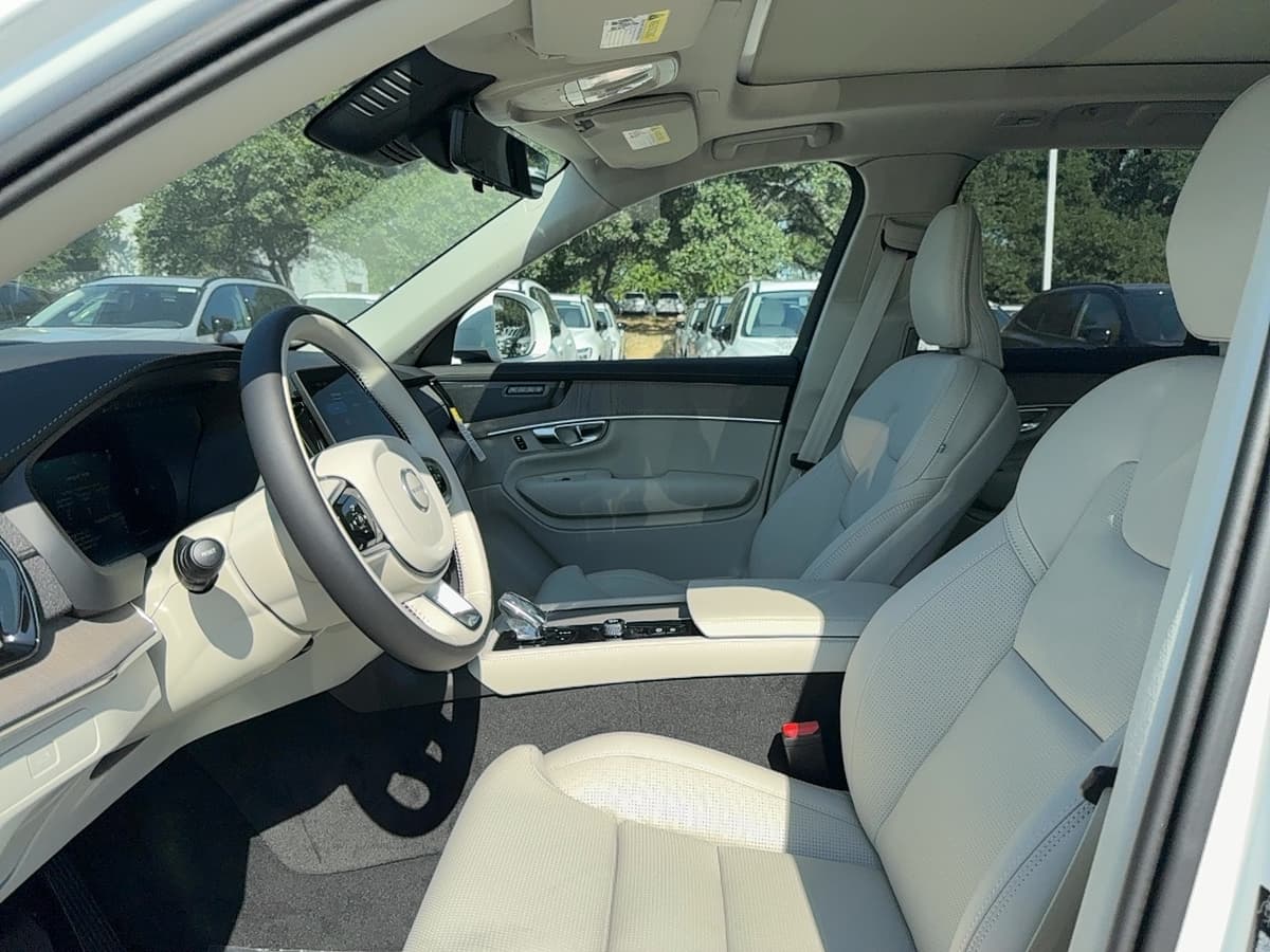2026 Volvo XC90 - Image 13