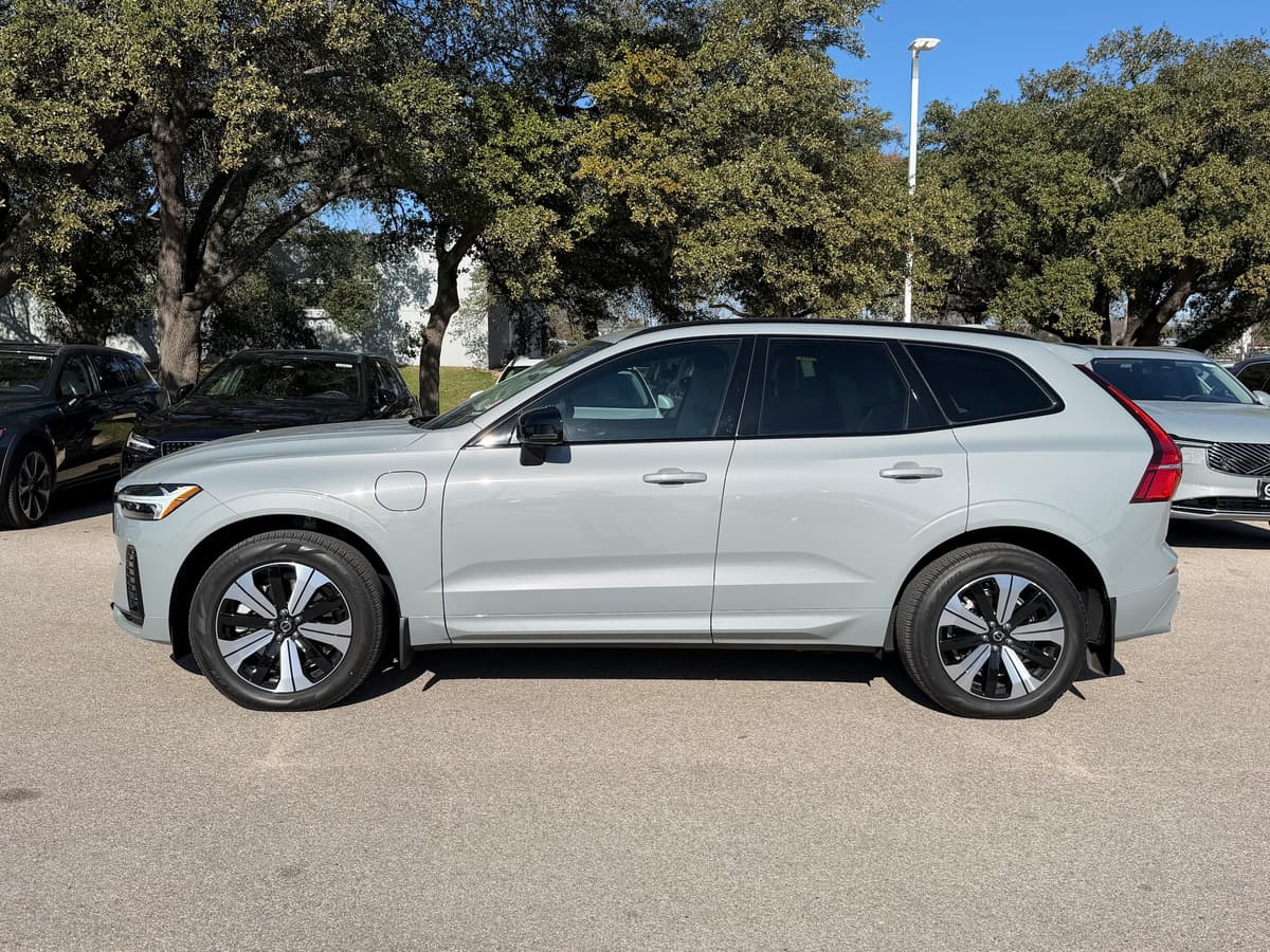 2025 Volvo XC60 plug-in hybrid - Image 3