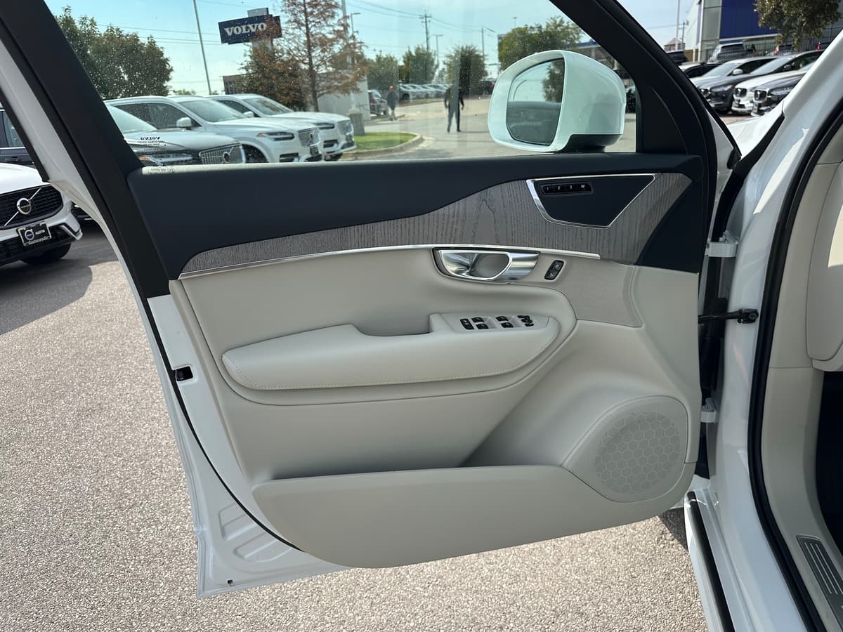 2025 Volvo XC90 - Image 15