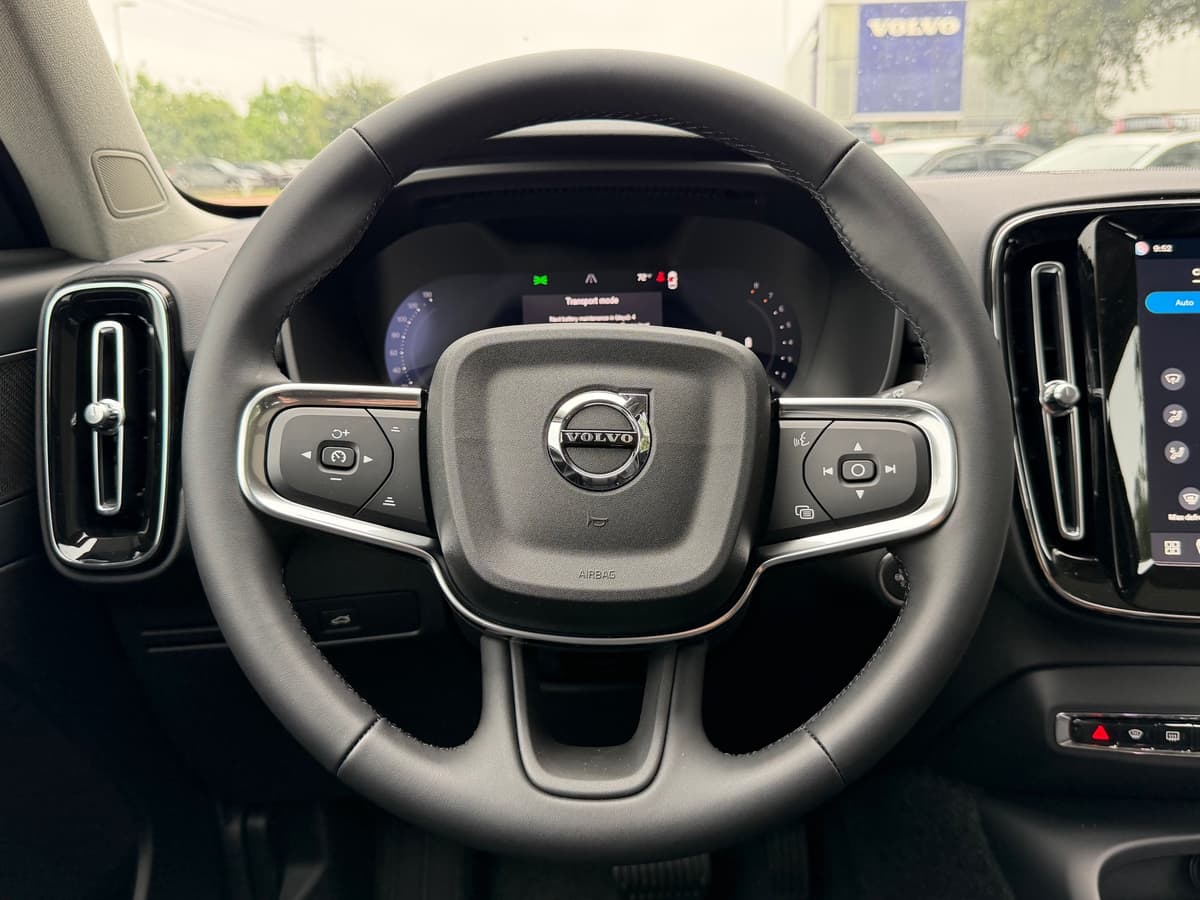 2026 Volvo XC40 - Image 13