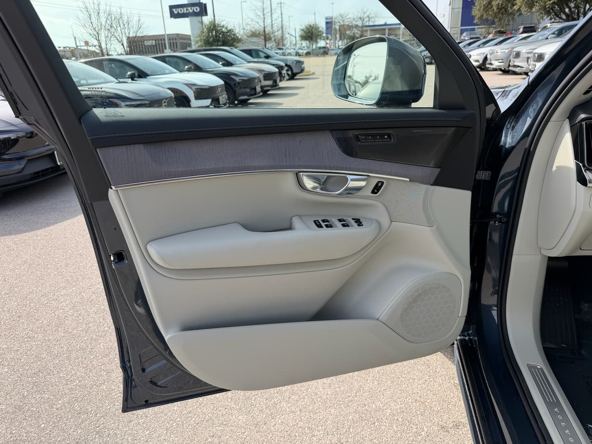 2026 Volvo XC90 plug-in hybrid - Image 17