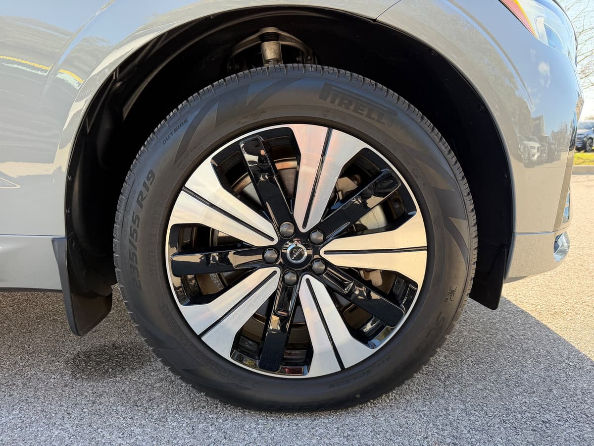 2025 Volvo XC60 plug-in hybrid - Image 7