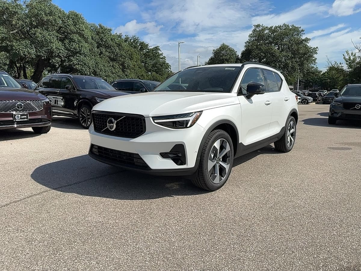 2026 Volvo XC40 - Image 2