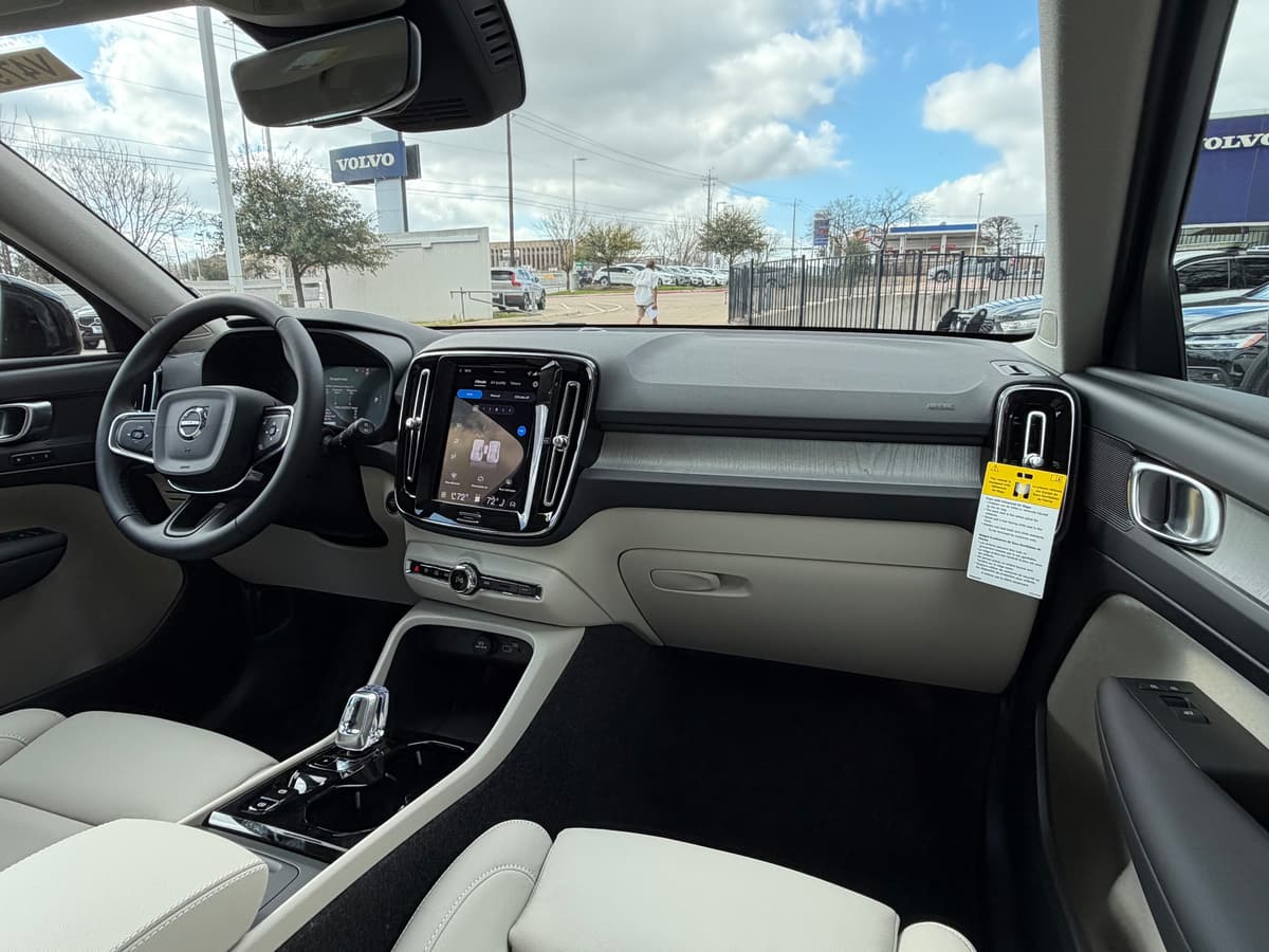 2026 Volvo XC40 - Image 10