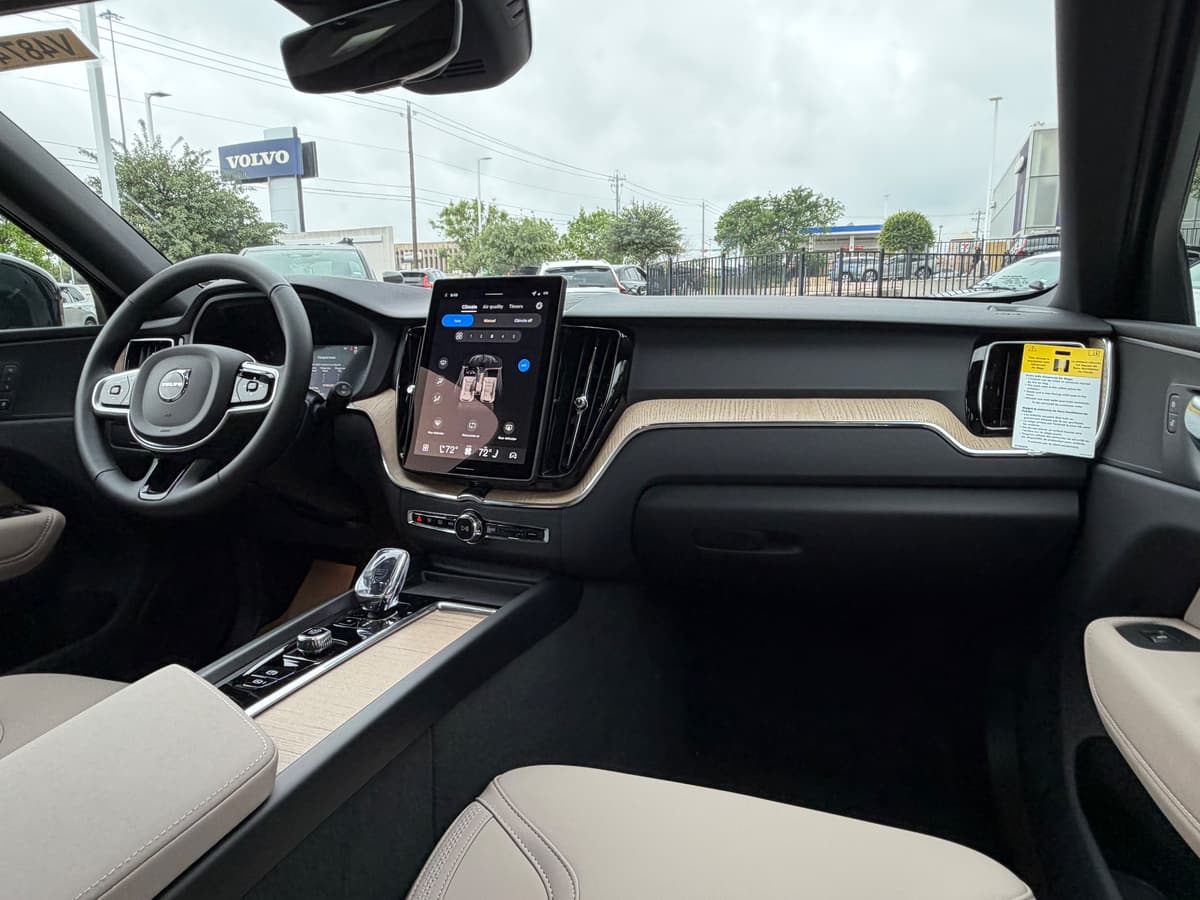2026 Volvo XC60 - Image 10