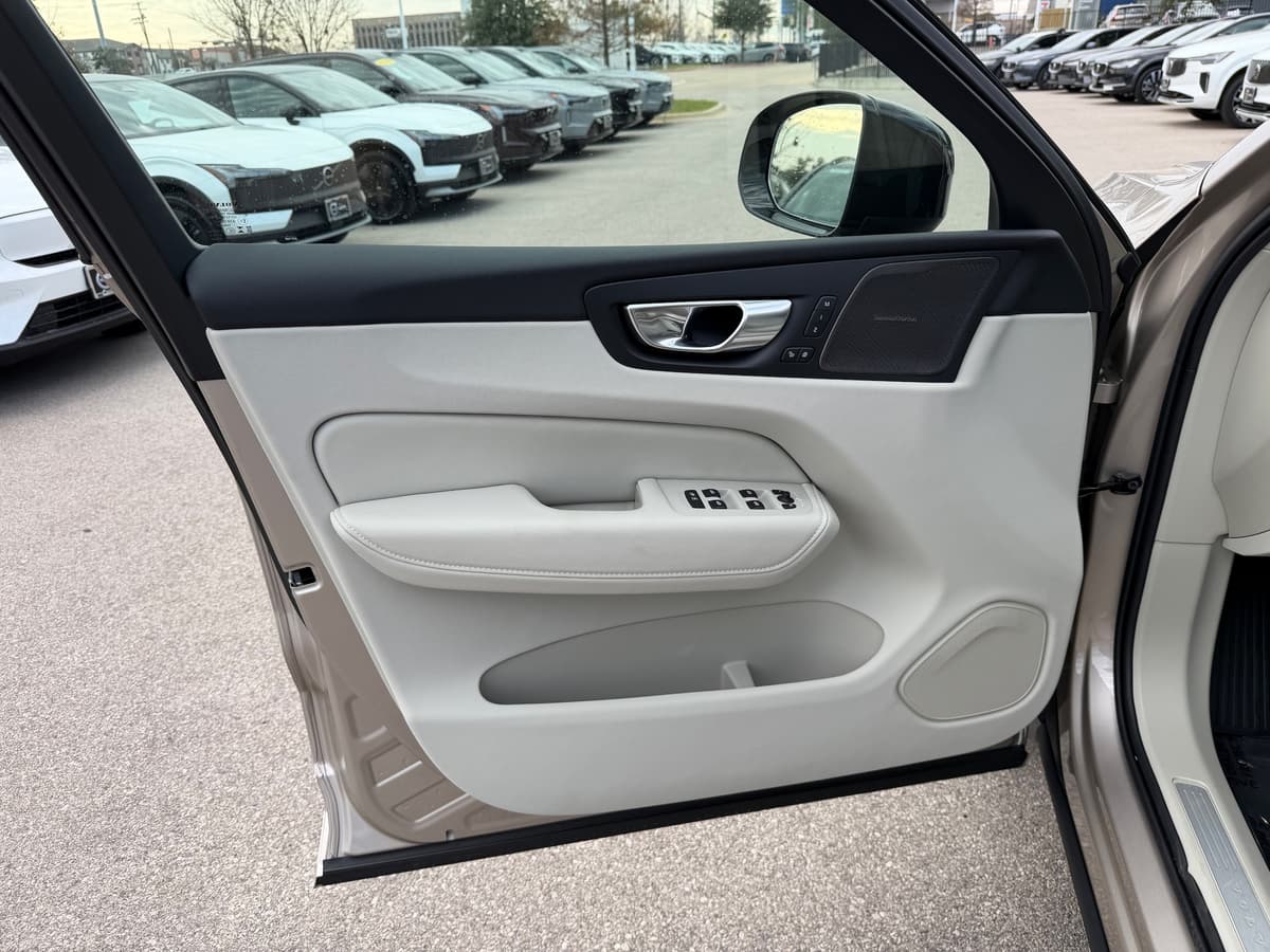 2026 Volvo XC60 plug-in hybrid - Image 17