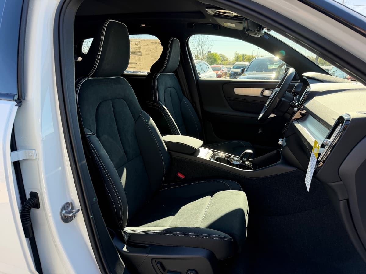 2026 Volvo XC40 - Image 8