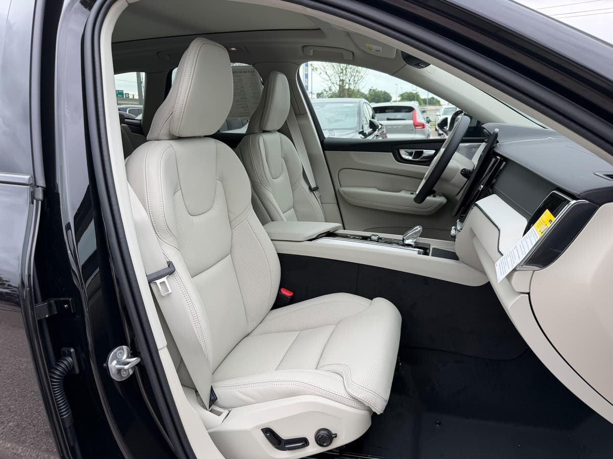 2026 Volvo XC60 - Image 8