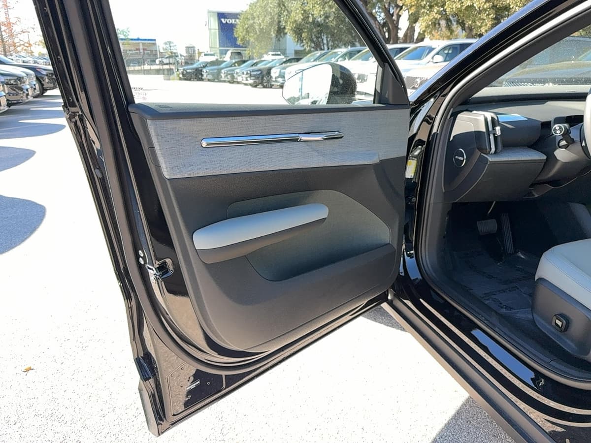 2026 Volvo EX30 - Image 9