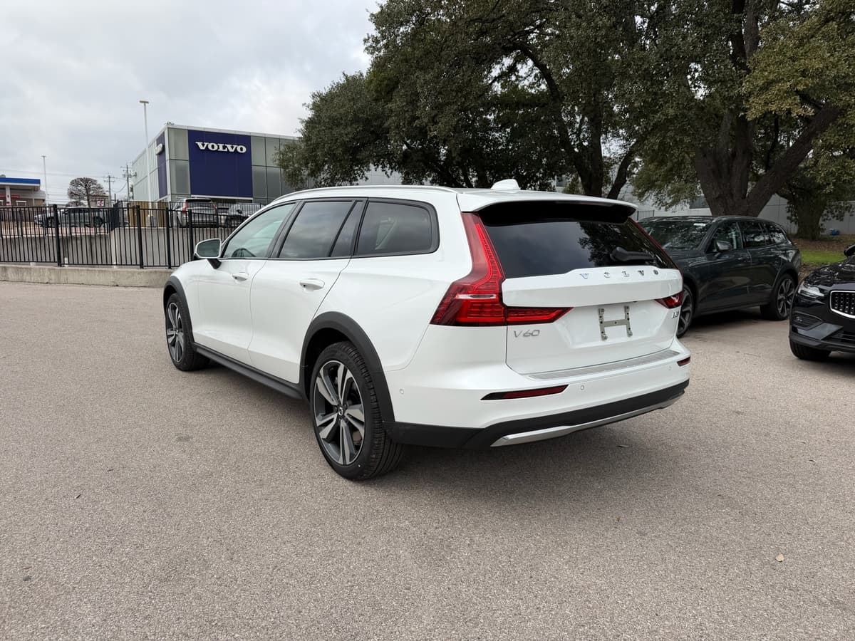 2026 Volvo V60 Cross Country - Image 4