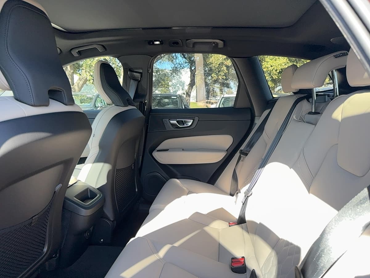 2026 Volvo XC60 - Image 13