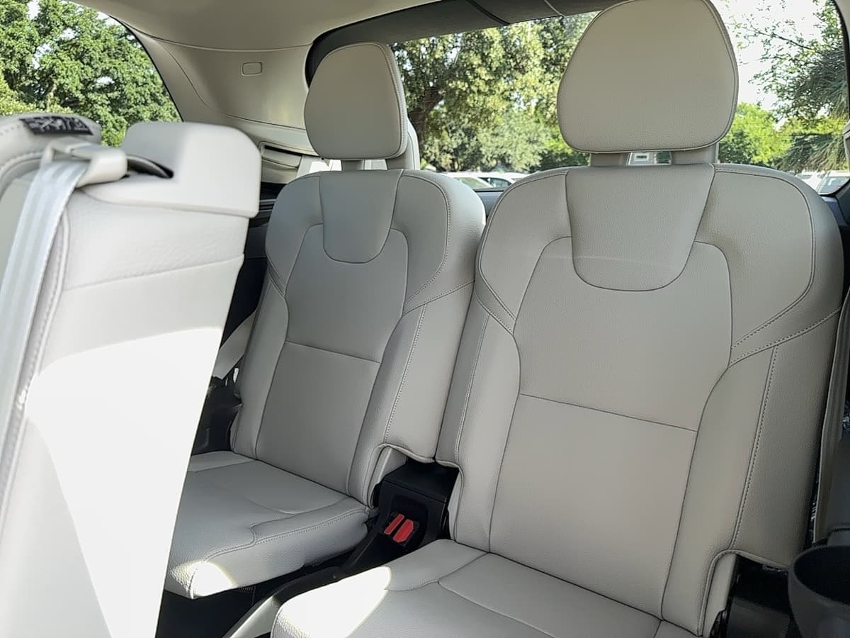 2025 Volvo XC90 plug-in hybrid - Image 17