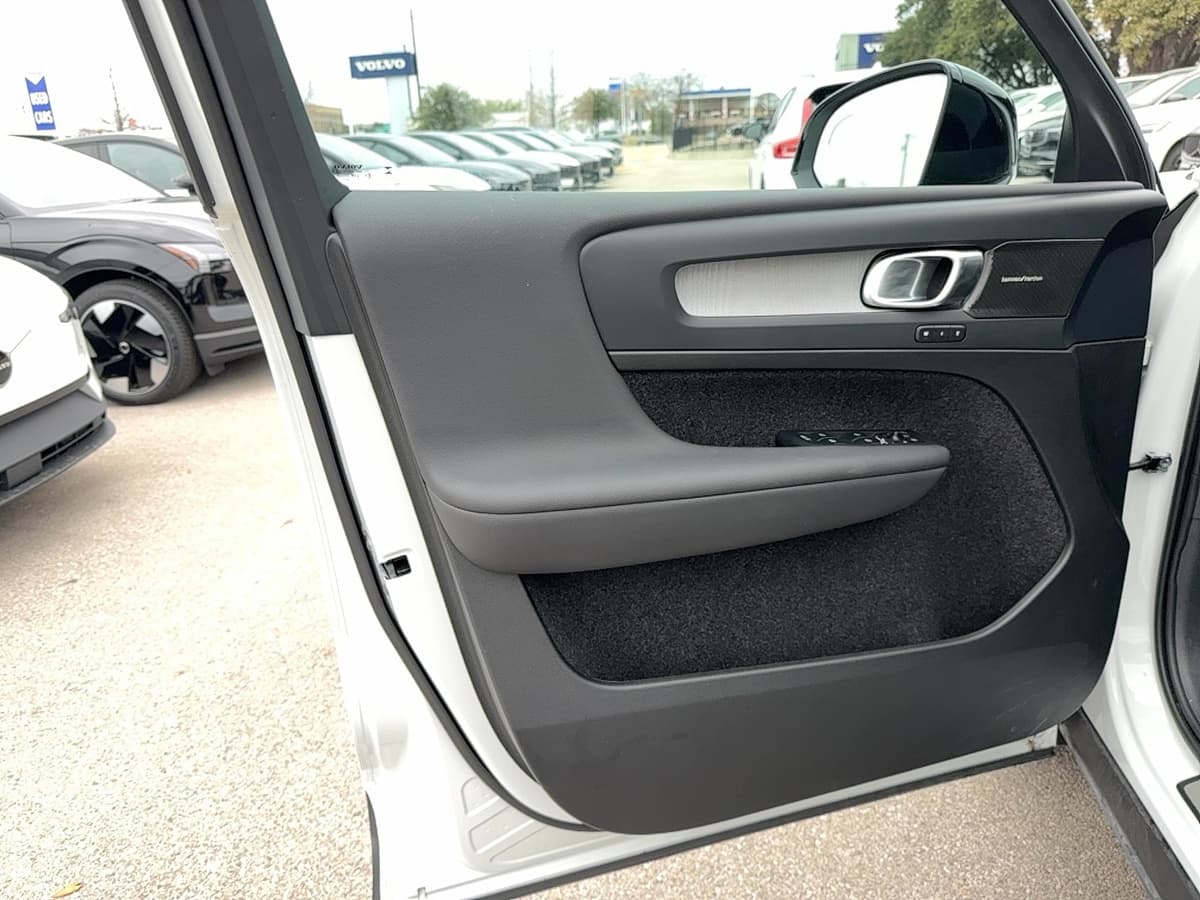 2024 Volvo XC40 - Image 10