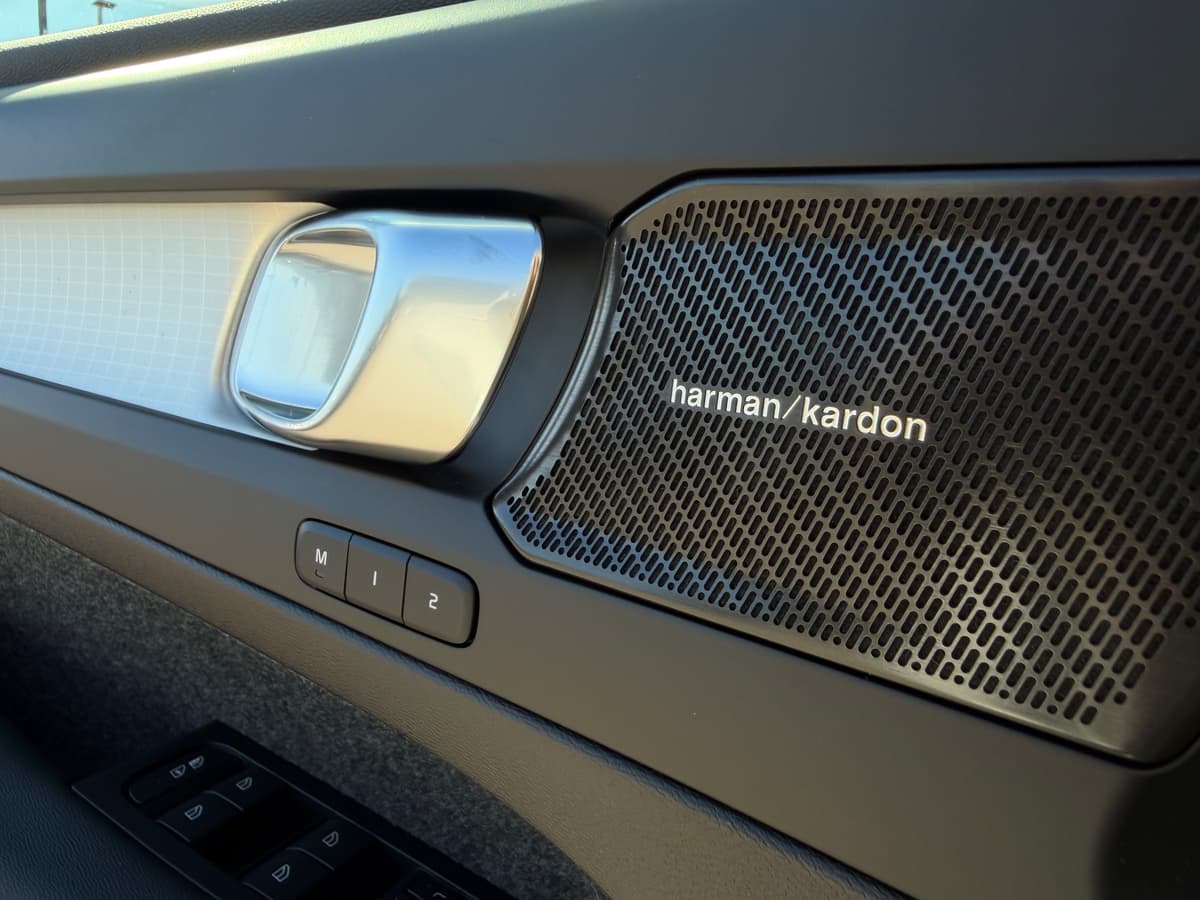 2026 Volvo XC40 - Image 18