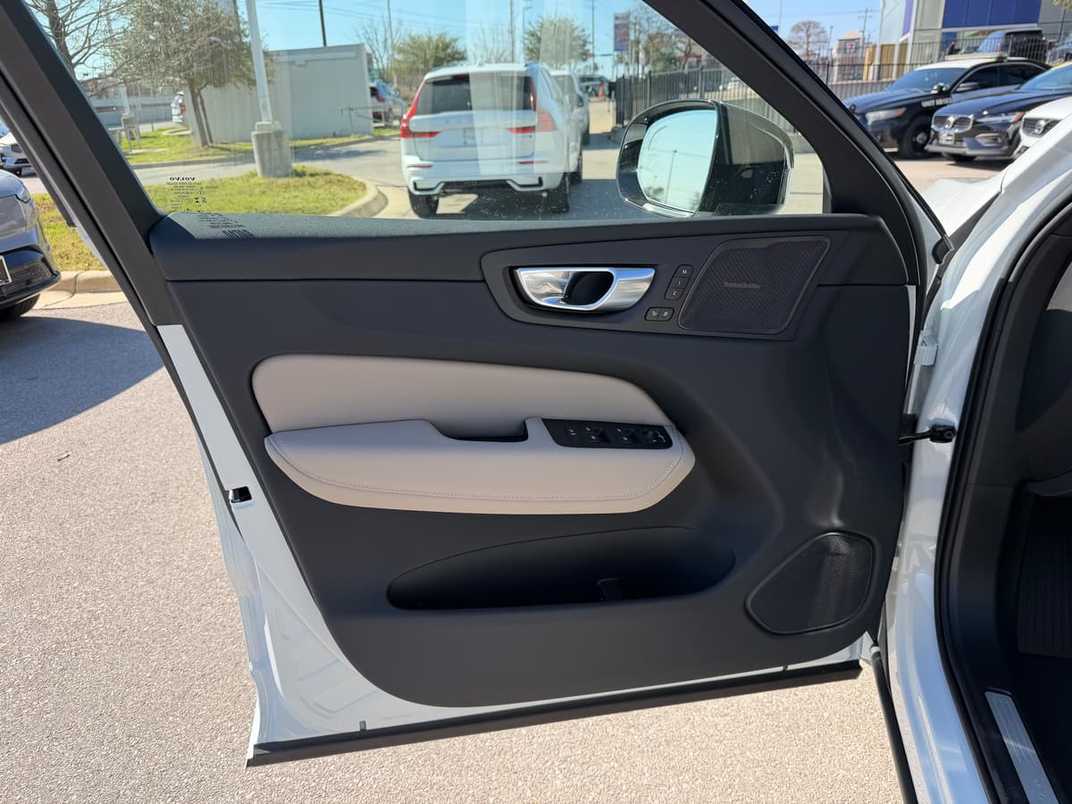 2026 Volvo XC60 plug-in hybrid - Image 15