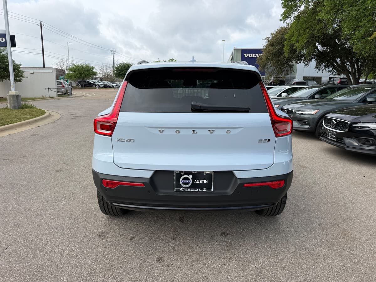 2026 Volvo XC40 - Image 5