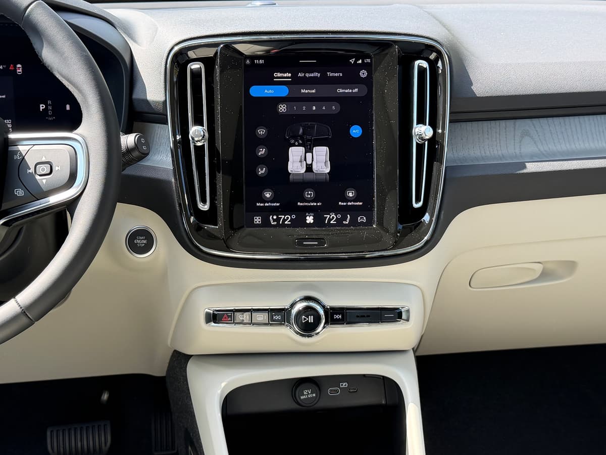 2026 Volvo XC40 - Image 12