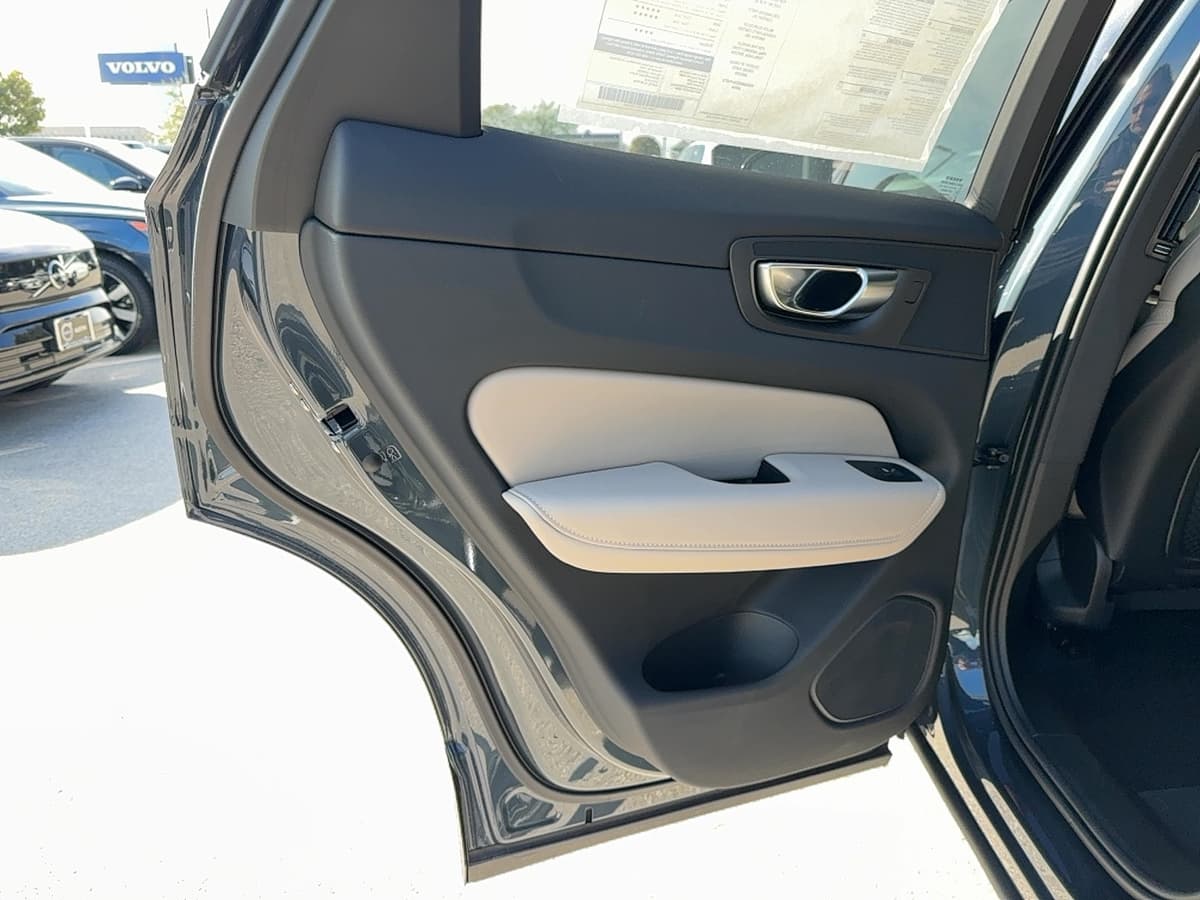 2026 Volvo XC60 - Image 14