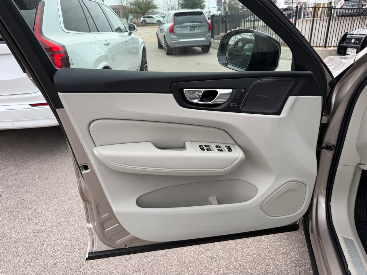 2026 Volvo XC60 - Image 17