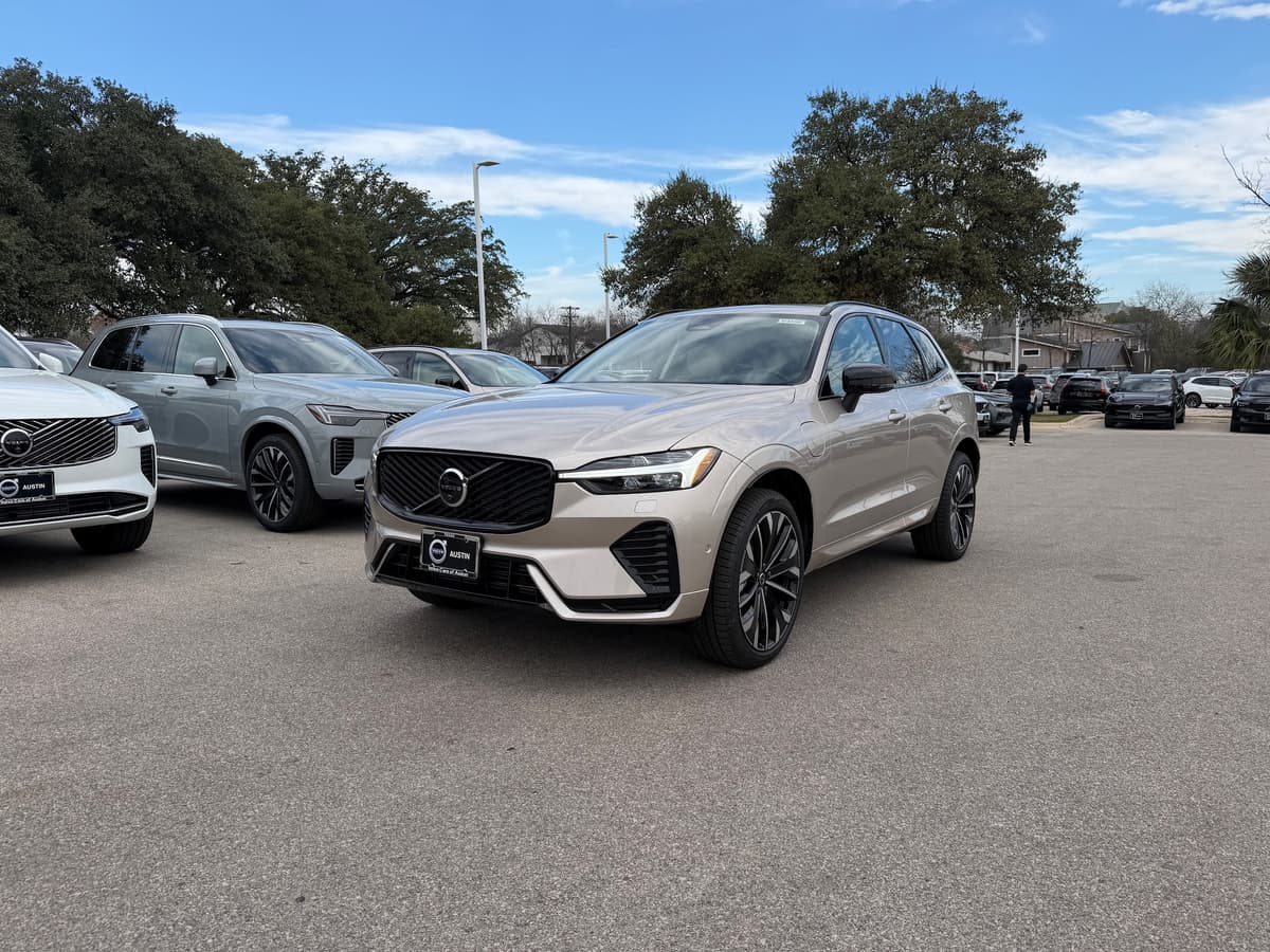 2026 Volvo XC60 plug-in hybrid - Image 2