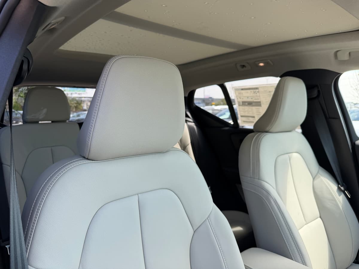 2026 Volvo XC40 - Image 9