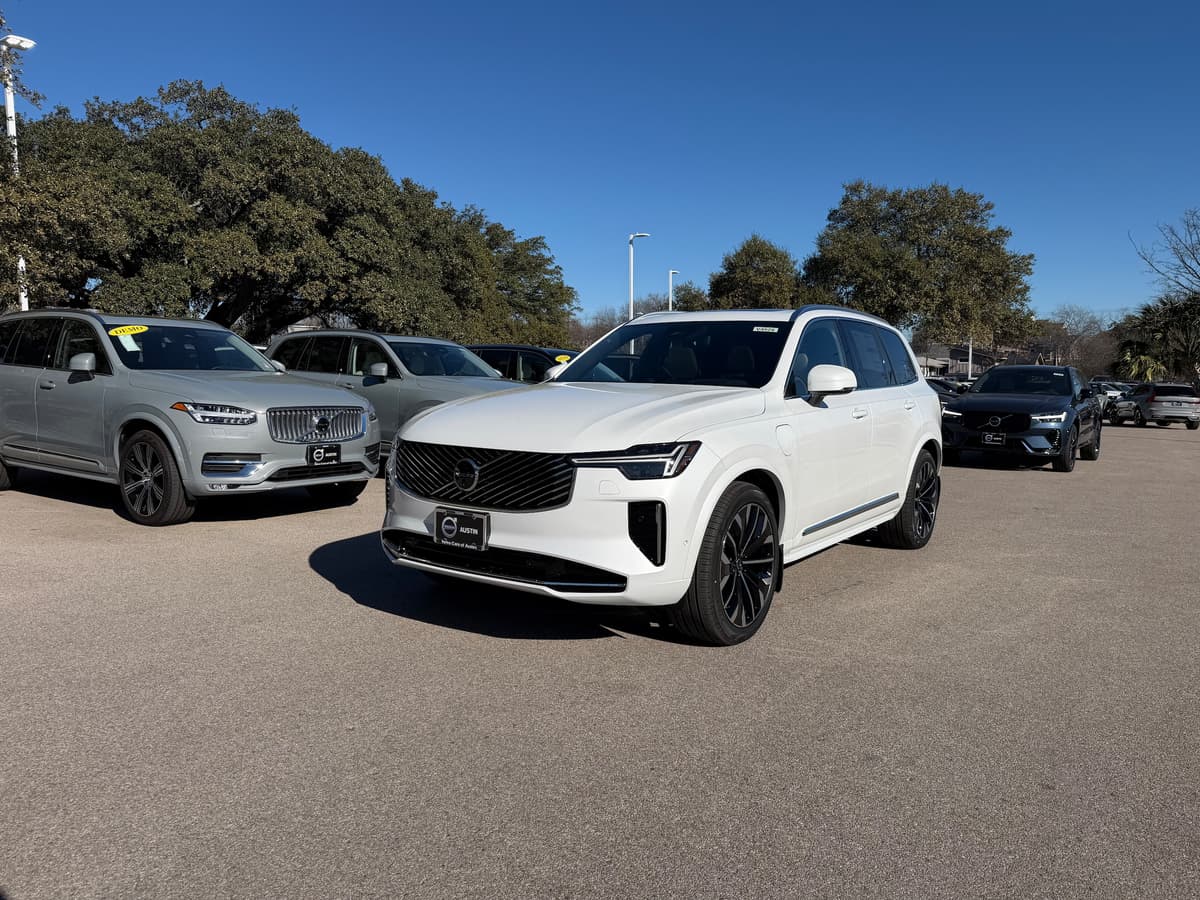 2026 Volvo XC90 plug-in hybrid - Image 2