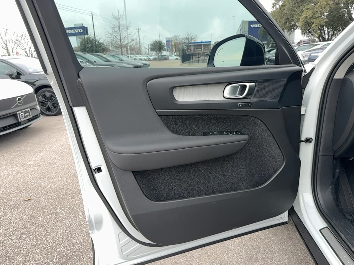 2026 Volvo XC40 - Image 13