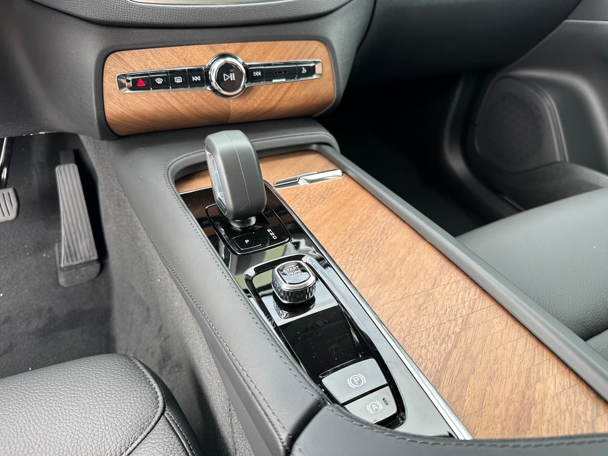 2025 Volvo XC90 plug-in hybrid - Image 12