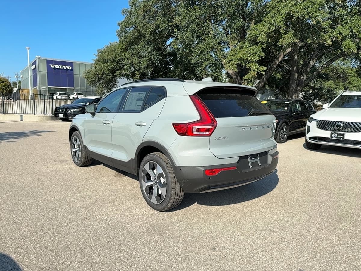 2026 Volvo XC40 - Image 4