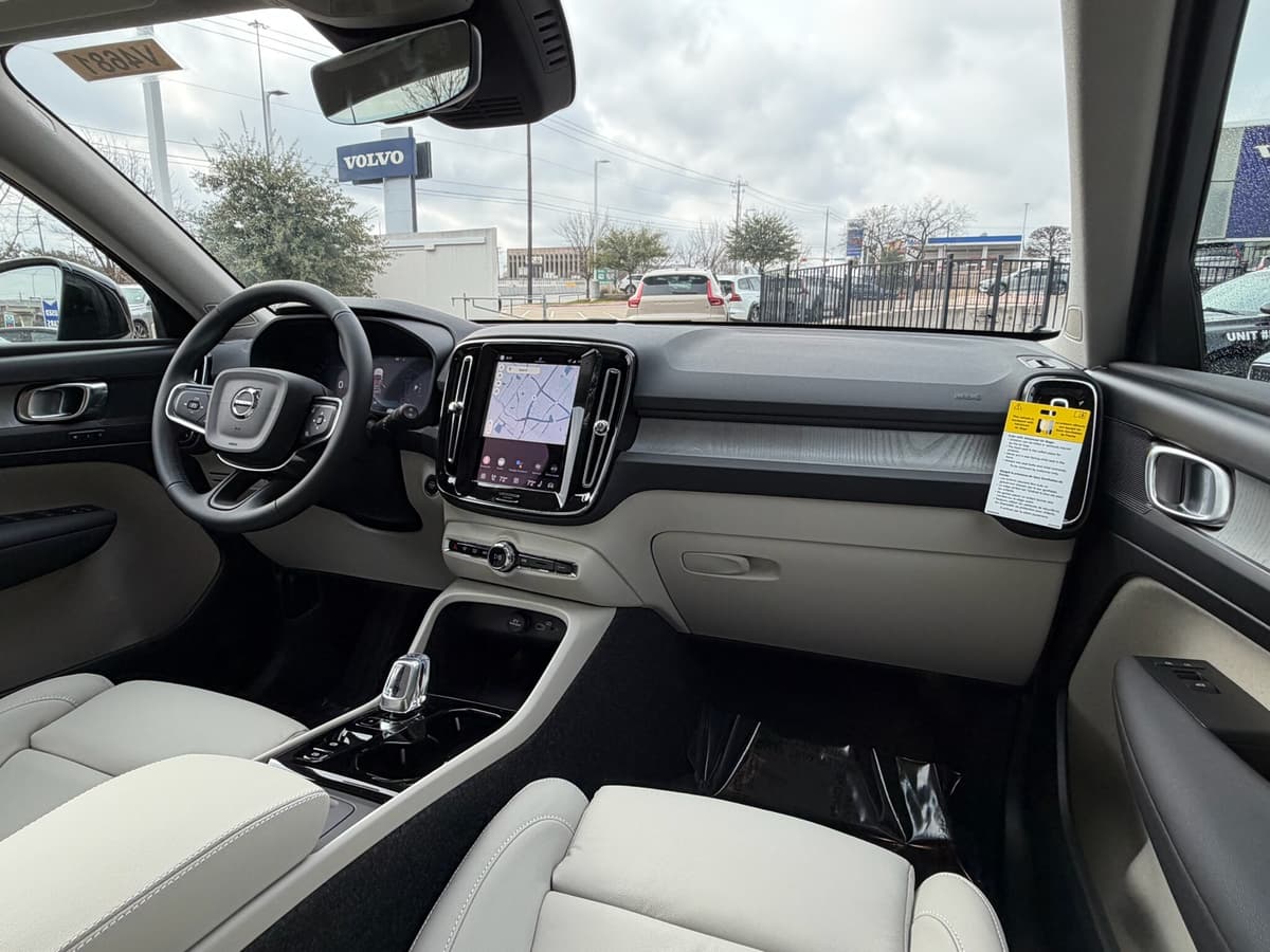 2026 Volvo XC40 - Image 10