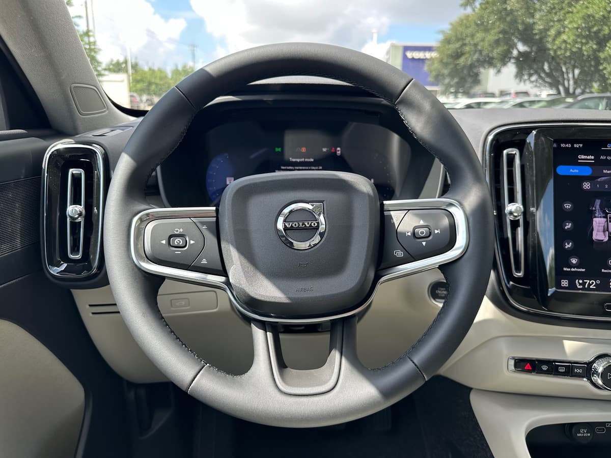 2026 Volvo XC40 - Image 14