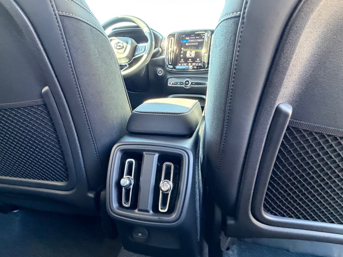 2026 Volvo XC40 - Image 11