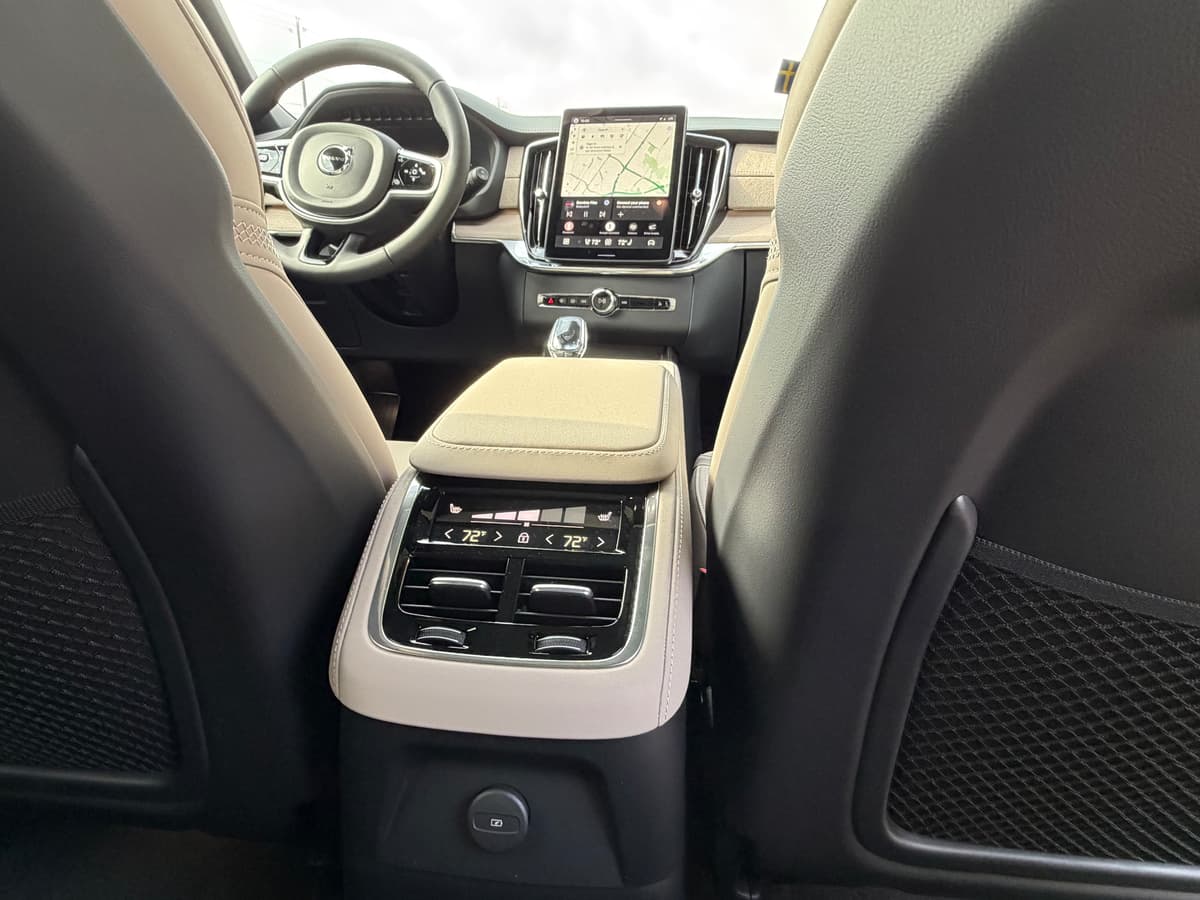 2026 Volvo XC90 plug-in hybrid - Image 12