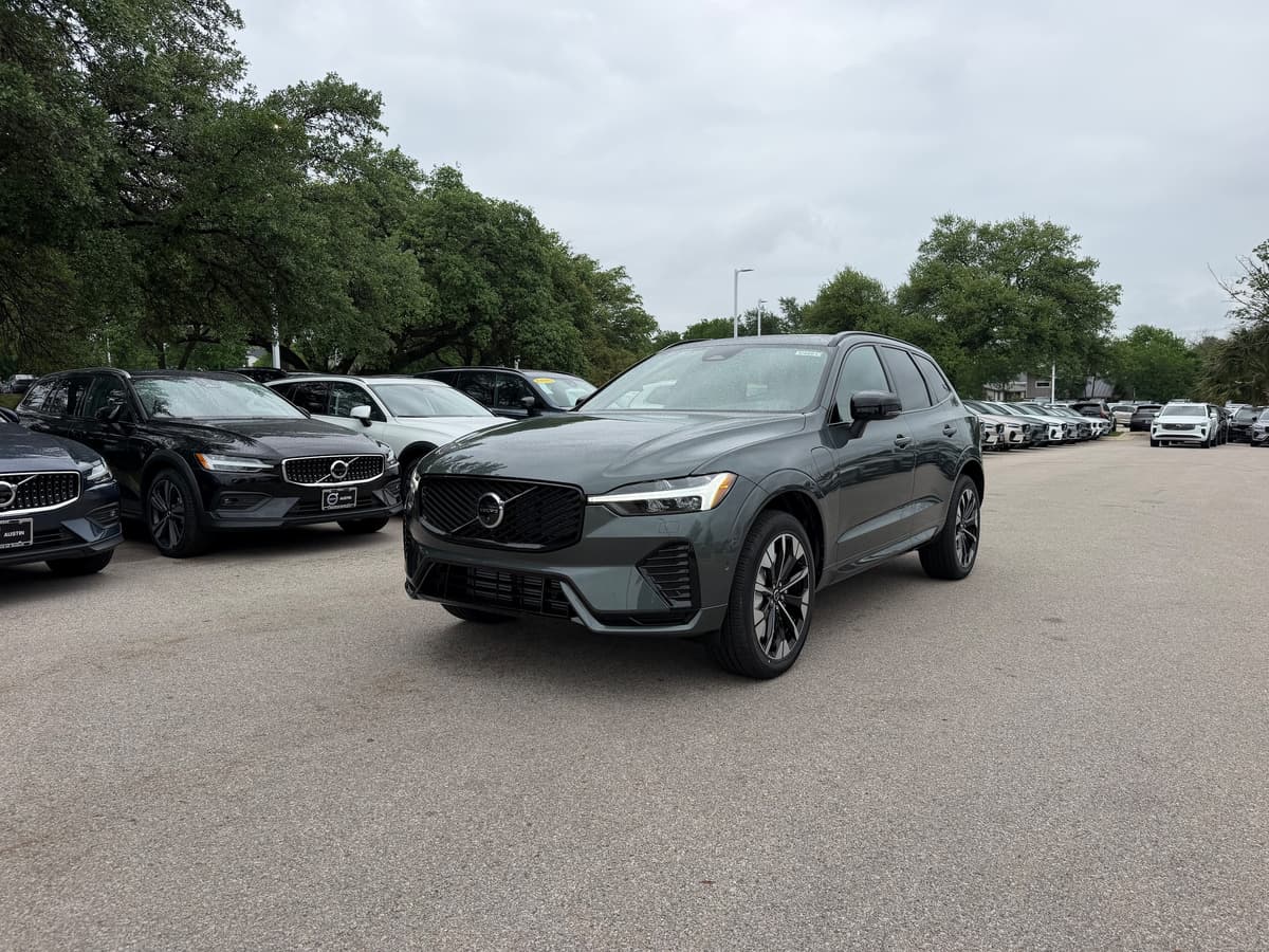 2026 Volvo XC60 plug-in hybrid - Image 2