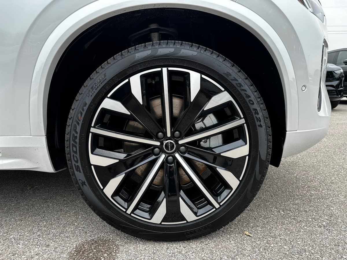 2025 Volvo XC90 plug-in hybrid - Image 7