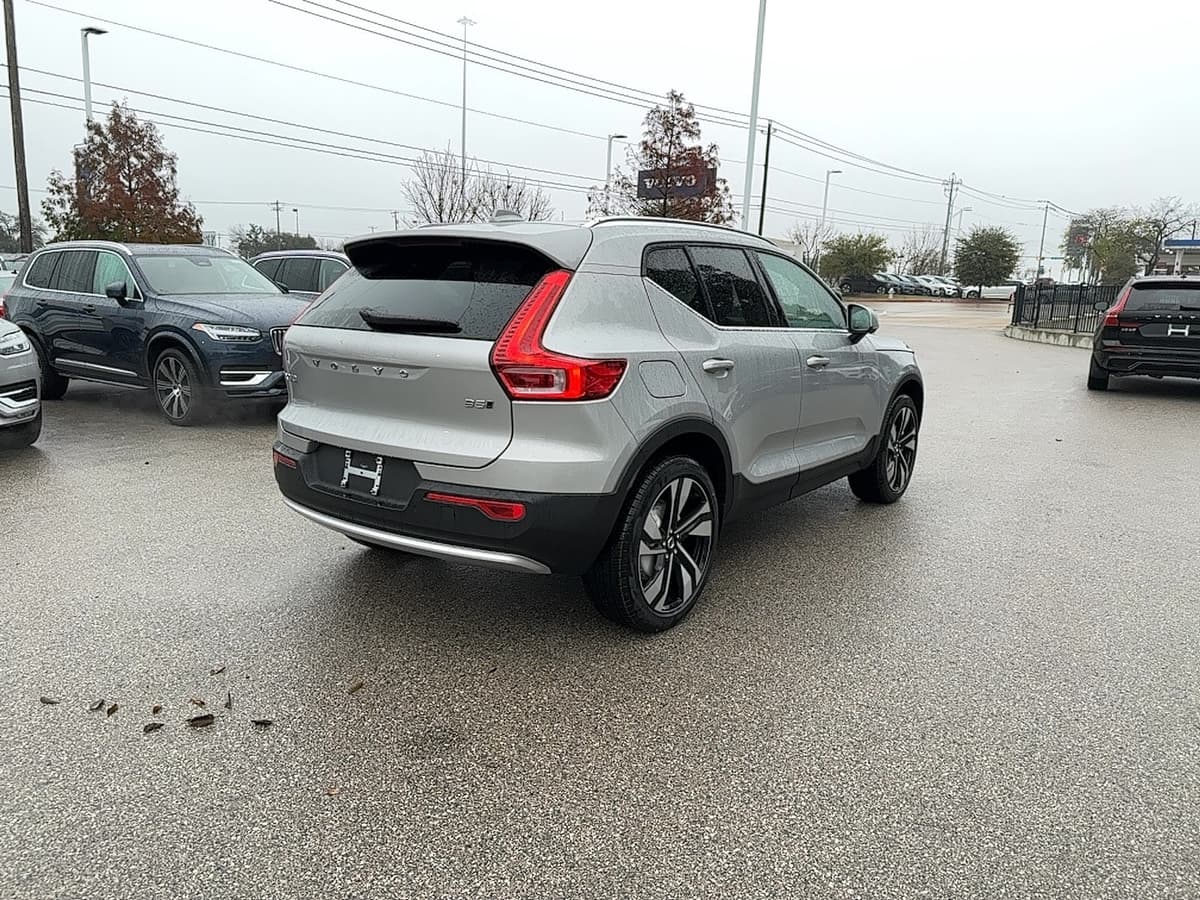 2025 Volvo XC40 - Image 6