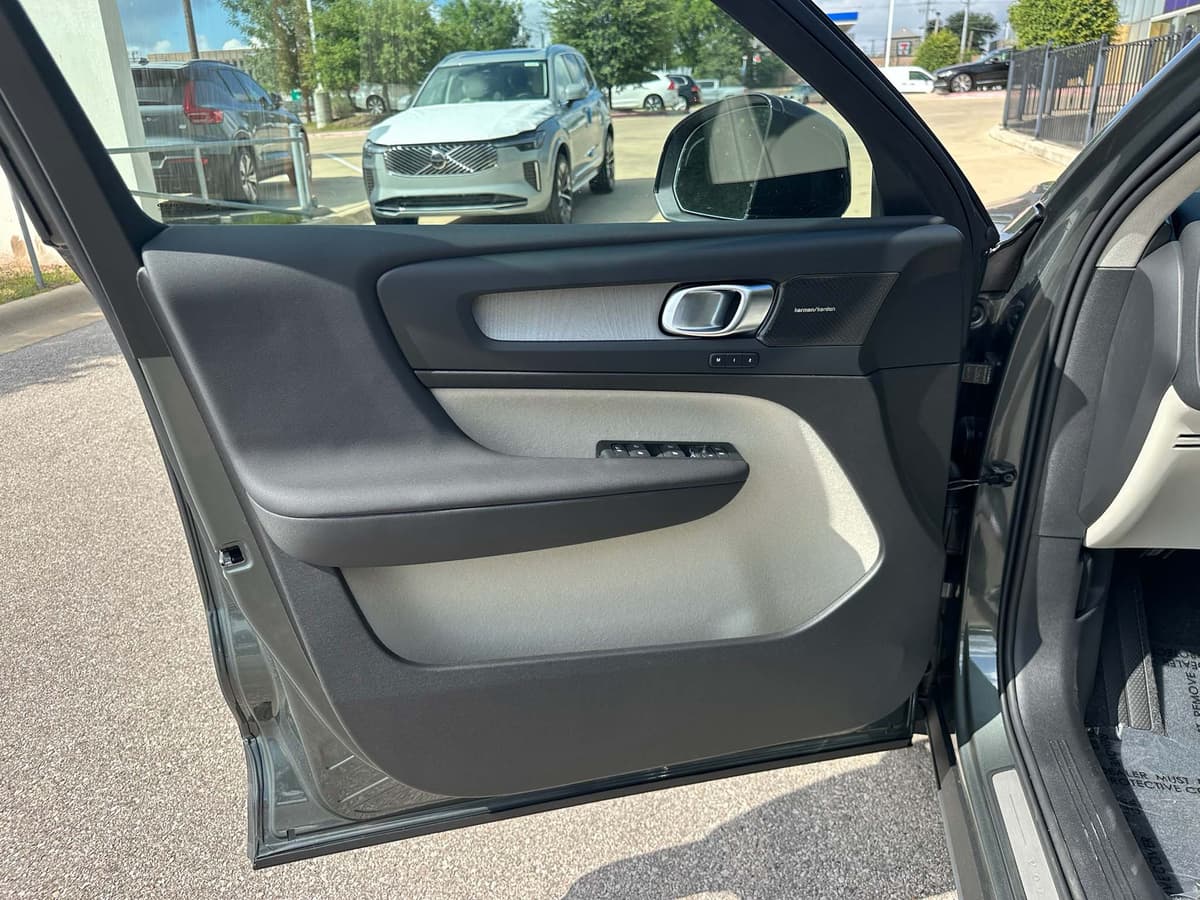 2026 Volvo XC40 - Image 17