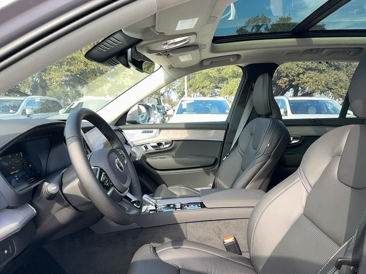 2026 Volvo XC90 plug-in hybrid - Image 12