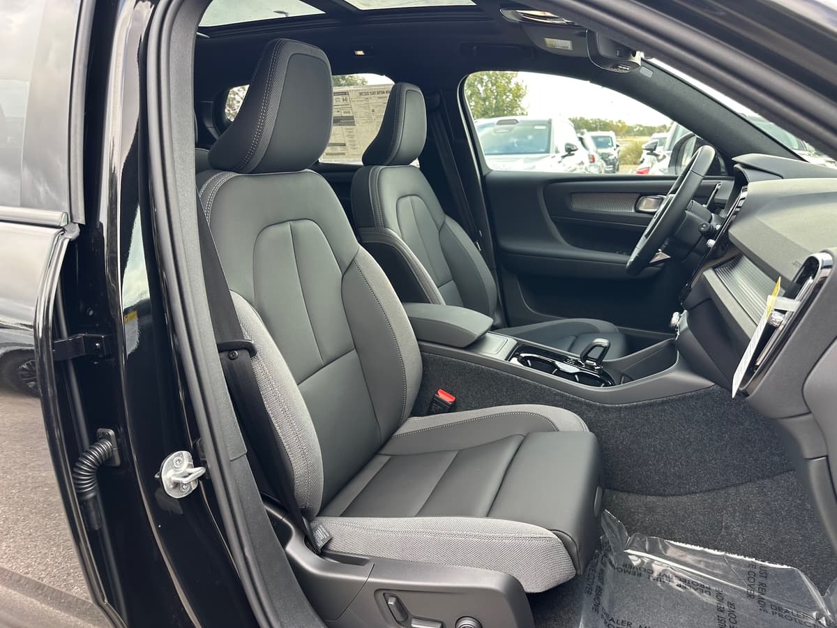 2026 Volvo EX40 - Image 8