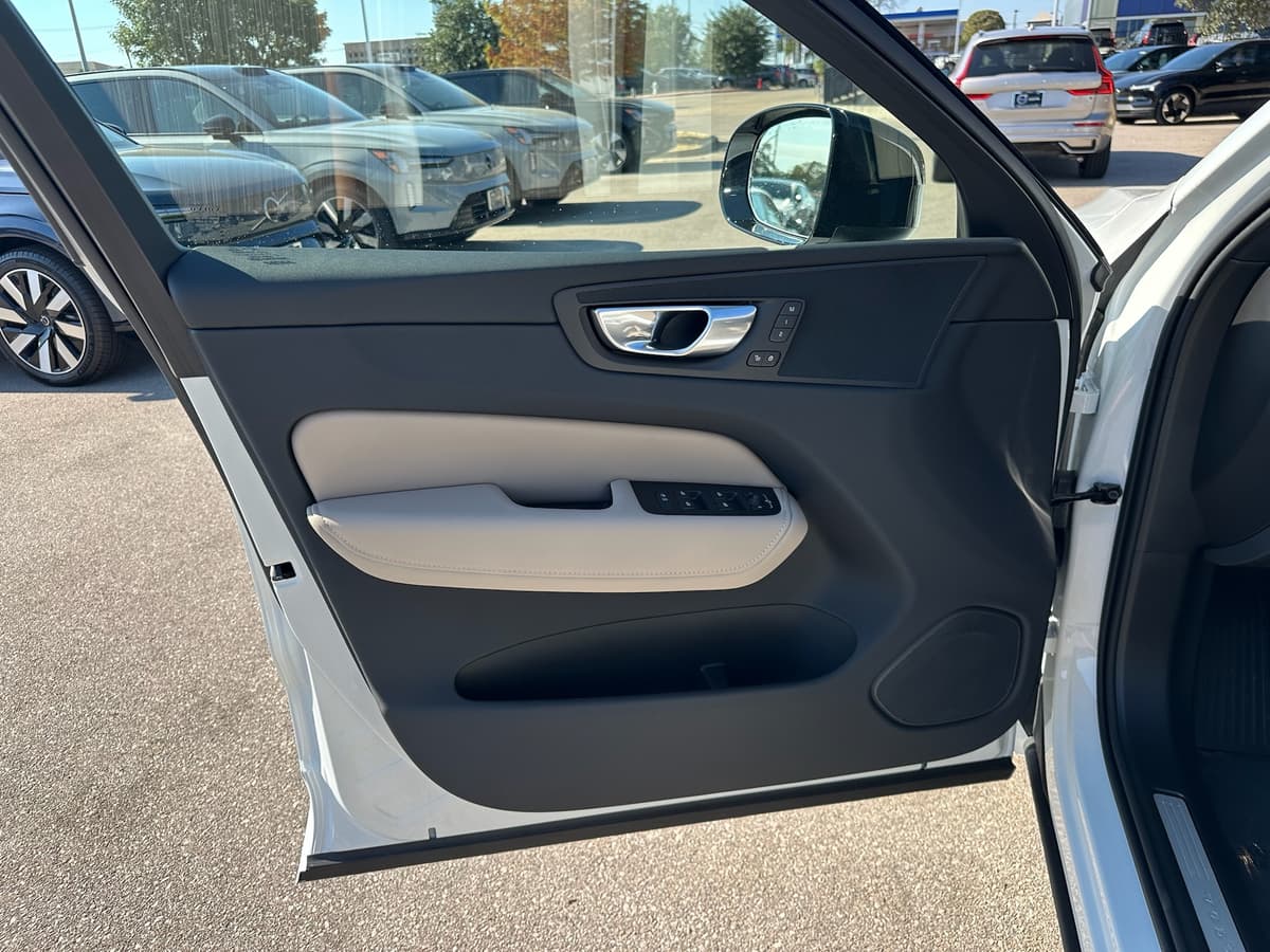 2026 Volvo XC60 - Image 16