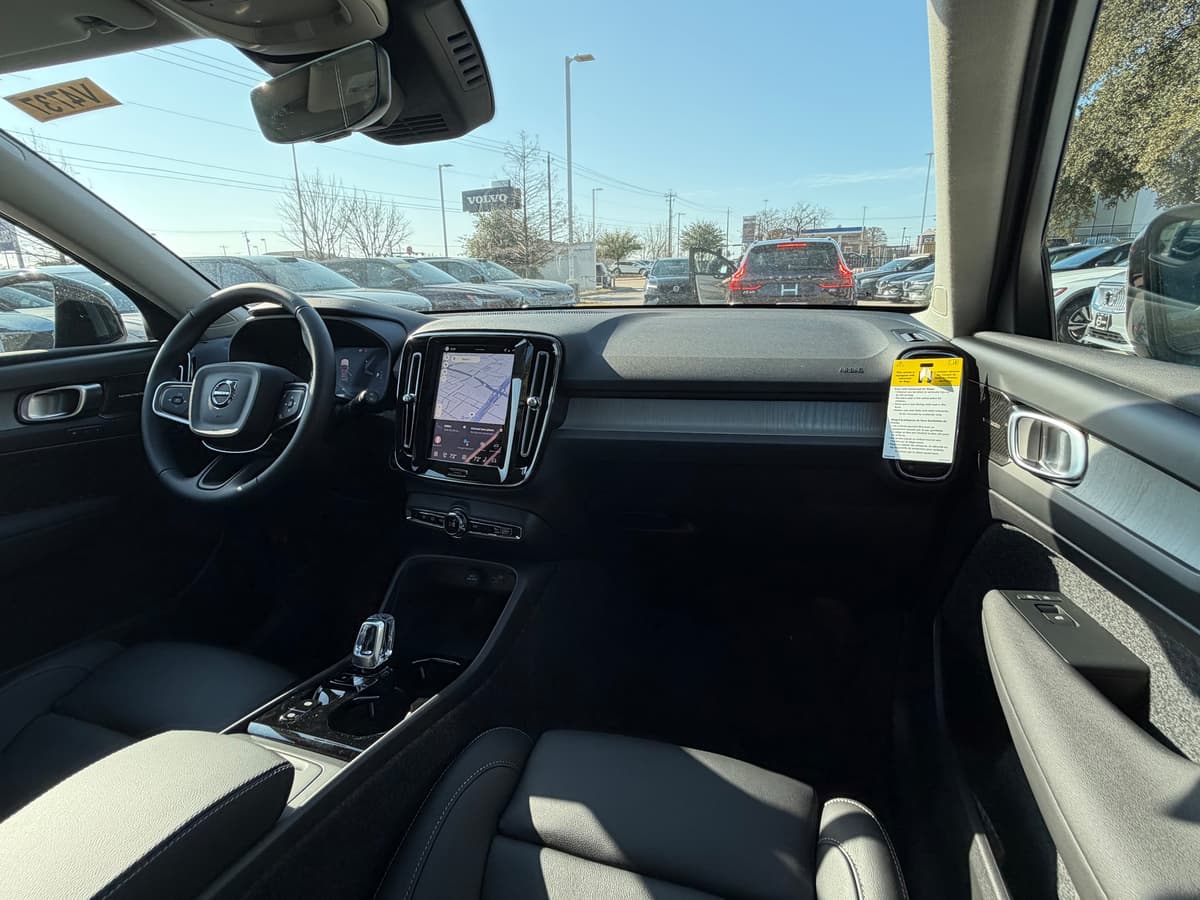 2026 Volvo XC40 - Image 10