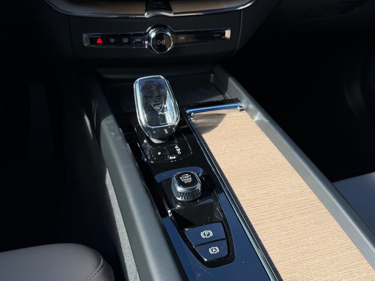 2026 Volvo XC60 plug-in hybrid - Image 13