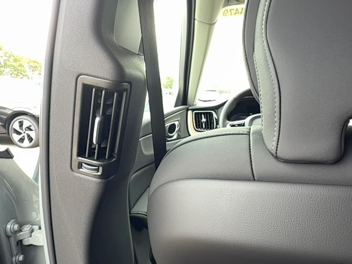 2026 Volvo XC60 - Image 17