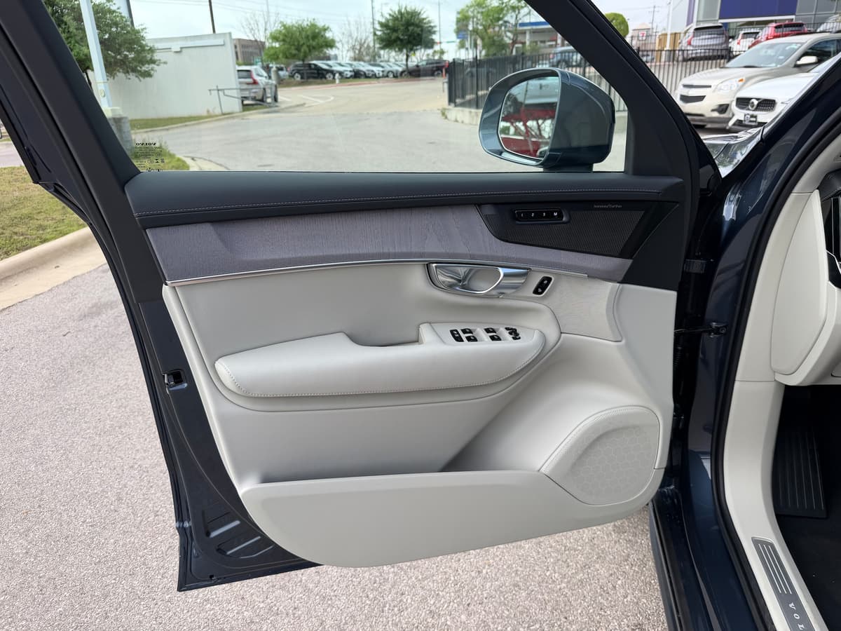 2026 Volvo XC90 plug-in hybrid - Image 18