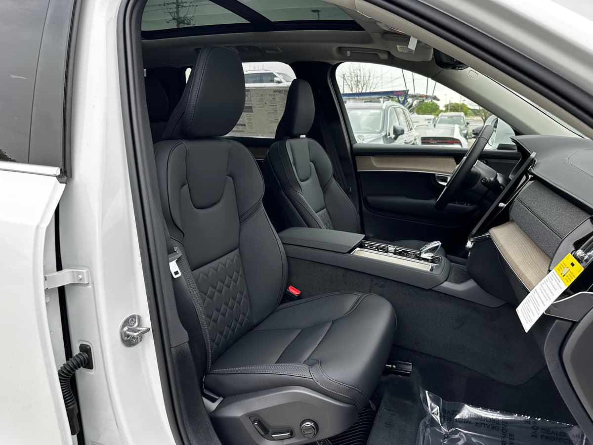 2025 Volvo XC90 plug-in hybrid - Image 8