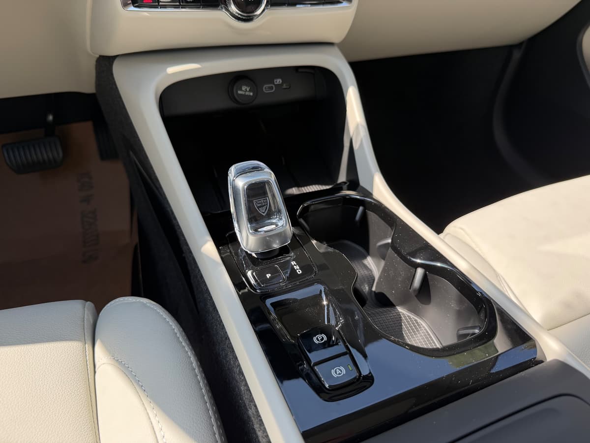 2026 Volvo XC40 - Image 13